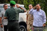 Pangdam III Siliwangi Mayjen Kunto Arief Wibowo (kiri) memberikan hormat kepada Menteri Pertahanan Proabowo Subianto sebelum pembekalan di Bandung, Jawa Barat, Selasa (14/3/2023). Menteri Pertahanan Prabowo Subianto memberikan pembekalan kepada ribuan anggota Babinsa yang berada di wilayah Kodam III Siliwangi secara tertutup. ANTARA FOTO/Raisan Al Farisi/agr