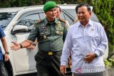 Menteri Pertahanan Proabowo Subianto (kanan) bersama Pangdam III Siliwangi Mayjen Kunto Arief Wibowo (kiri) jalan bersama sebelum memberikan pembekalan di Bandung, Jawa Barat, Selasa (14/3/2023). Menteri Pertahanan Prabowo Subianto memberikan pembekalan kepada ribuan anggota Babinsa yang berada di wilayah Kodam III Siliwangi secara tertutup. ANTARA FOTO/Raisan Al Farisi/agr