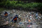 Relawan dari River Cleanup Indonesia membersihkan sampah yang menumpuk di Sungai Ciganitri, Kabupaten Bandung, Jawa Barat, Rabu (15/3/2023). Relawan River Cleanup Indonesia berinisiatif untuk membersihkan sampah plastik di Sungai Ciganitri yang bertujuan untuk membantu Pemerintah Kota Bandung dalam penanganan sampah termasuk mengurangi volume sampah ke TPA Sarimukti yang telah melebihi kapasitas. ANTARA FOTO/Raisan Al Farisi/agr