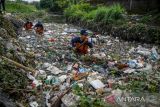 Relawan dari River Cleanup Indonesia membersihkan sampah yang menumpuk di Sungai Ciganitri, Kabupaten Bandung, Jawa Barat, Rabu (15/3/2023). Relawan River Cleanup Indonesia berinisiatif untuk membersihkan sampah plastik di Sungai Ciganitri yang bertujuan untuk membantu Pemerintah Kota Bandung dalam penanganan sampah termasuk mengurangi volume sampah ke TPA Sarimukti yang telah melebihi kapasitas. ANTARA FOTO/Raisan Al Farisi/agr