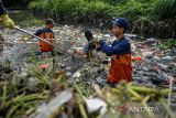 Relawan dari River Cleanup Indonesia membersihkan sampah yang menumpuk di Sungai Ciganitri, Kabupaten Bandung, Jawa Barat, Rabu (15/3/2023). Relawan River Cleanup Indonesia berinisiatif untuk membersihkan sampah plastik di Sungai Ciganitri yang bertujuan untuk membantu Pemerintah Kota Bandung dalam penanganan sampah termasuk mengurangi volume sampah ke TPA Sarimukti yang telah melebihi kapasitas. ANTARA FOTO/Raisan Al Farisi/agr