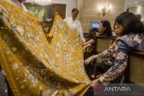 Pengunjung melihat Wastra (kain tradisional) batik Legenda Prabu Siliwangi karya Rumah Batik Komar pada gelaran Eksotisme Wastra Jawa Barat di Bandung, Jawa Barat, Rabu (15/3/2023). Gelaran tersebut bertujuan untuk pelestarian, apresiasi serta pengetahuan akan kekayaan Wastra Jawa Barat sehingga mampu meningkatkan pendapatan dan daya saing perajin kain tenun dan batik tradisional. ANTARA FOTO/Novrian Arbi/agr