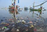 Tumpukan sampah plastik memenuhi Pantai Pelabuhan Panarukan, Situbondo, Jawa Timur,Â Selasa (14/3/2023). Saat musim hujan volume sampah yang mencemari Pantai Panarukan lebih tinggi dibanding musim kemarau. ANTARA Jatim/Seno/ZK 