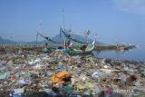 Tumpukan sampah plastik memenuhi Pantai Pelabuhan Panarukan, Situbondo, Jawa Timur,Â Selasa (14/3/2023). Saat musim hujan volume sampah yang mencemari Pantai Panarukan lebih tinggi dibanding musim kemarau. ANTARA Jatim/Seno/ZK 