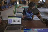 Petugas melakukan pengecekan iris mata warga binaan di Lapas kelas II B Indramayu, Jawa Barat, Kamis (16/3/2023). Dinas Kependudukan dan Catatan Sipil Kabupaten Indramayu melakukan perekaman data dan cek biometrik bagi warga binaan di lapas tersebut untuk perekaman KTP elektronik serta sebagai persiapan data pemilih pada Pemilu 2024 dan keperluan lainnya terkait dengan Nomor Induk Kependudukan (NIK). ANTARA FOTO/Dedhez Anggara/agr