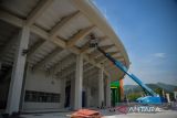 Pekerja menggunakan alat berat melakukan renovasi bagian luar Stadion Si Jalak Harupat di Kabupaten Bandung, Jawa Barat, Jumat (17/3/2023). Renovasi yang sedang berlangsung di Stadion Jalak Harupat tersebut rencananya akan ditinjau langsung oleh FIFA pada 21 hingga 27 Maret 2023 mendatang. ANTARA FOTO/Raisan Al Farisi/agr
