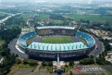Foto udara Stadion Si Jalak Harupat di Kabupaten Bandung, Jawa Barat, Jumat (17/3/2023). Renovasi yang sedang berlangsung di Stadion Jalak Harupat tersebut rencananya akan ditinjau langsung oleh FIFA pada 21 hingga 27 Maret 2023 mendatang. ANTARA FOTO/Raisan Al Farisi/agr
