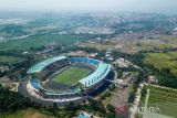 Foto udara Stadion Si Jalak Harupat di Kabupaten Bandung, Jawa Barat, Jumat (17/3/2023). Renovasi yang sedang berlangsung di Stadion Jalak Harupat tersebut rencananya akan ditinjau langsung oleh FIFA pada 21 hingga 27 Maret 2023 mendatang. ANTARA FOTO/Raisan Al Farisi/agr
