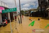 Anak-anak bermain air saat banjir di Barabai, Kabupaten Hulu Sungai Tengah, Kalimantan Selatan, Jumat (17/3/2023). Berdasarkan data BPBD Kabupaten Hulu Sungai Tengah pada Jumat (17/3/2023) sebanyak 4.188 jiwa dan 1.340 rumah di lima kecamatan terdampak banjir di kabupaten tersebut. ANTARA/Bayu Pratama S.