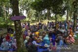 Warga makan bersama saat tradisi Munggahan di Situs Cagar Budaya Karangkamulyan, Kabupaten Ciamis, Jawa Barat, Kamis (16/3/2023). Tradisi munggahan itu bertujuan untuk silaturahmi antarkampung sebelum menjalankan ibadah puasa Ramadhan. ANTARA FOTO/Adeng Bustomi/agr
