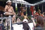 Warga memotret ogoh-ogoh saat pameran ogoh-ogoh dalam Kesanga Festival di Lapangan Puputan Badung, Denpasar, Bali, Jumat (17/3/2023). Kegiatan yang memamerkan sebanyak 12 ogoh-ogoh berukuran besar dan 33 ogoh-ogoh berukuran mini tersebut digelar untuk menyambut Hari Raya Nyepi Tahun Baru Saka 1945. ANTARA FOTO/Nyoman Hendra Wibowo/wsj.
