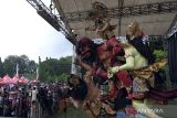 Warga menyaksikan pameran ogoh-ogoh dalam Kesanga Festival di Lapangan Puputan Badung, Denpasar, Bali, Jumat (17/3/2023). Kegiatan yang memamerkan sebanyak 12 ogoh-ogoh berukuran besar dan 33 ogoh-ogoh berukuran mini tersebut digelar untuk menyambut Hari Raya Nyepi Tahun Baru Saka 1945. ANTARA FOTO/Nyoman Hendra Wibowo/wsj.