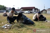 Sejumlah warga bersama  komunitas peduli lingkungan membersihkan komplek makam bersejarah, Ulama Besar Aceh, Syech Abdurrauf bin Ali Alfansuri atau Teuku Syiah Kuala, di Banda Aceh, Aceh, Sabtu (18/3/2023).  Aksi membersihkan makam Ulama Besar Aceh Syech Abdurrauf bin Ali Alfansuri atau Teuku Syiah Kuala yang lahir tahun 16 15 Masehi dan wafat tahun  1696 Masehi  itu dalam rangka menyambut bulan suci Ramadhan 1444 Hijriyah. ANTARA FOTO/Ampelsa.