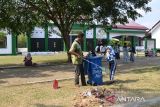 Sejumlah warga bersama  komunitas peduli lingkungan membersihkan komplek makam bersejarah, Ulama Besar Aceh, Syech Abdurrauf bin Ali Alfansuri atau Teuku Syiah Kuala, di Banda Aceh, Aceh, Sabtu (18/3/2023).  Aksi membersihkan makam Ulama Besar Aceh Syech Abdurrauf bin Ali Alfansuri atau Teuku Syiah Kuala yang lahir tahun 16 15 Masehi dan wafat tahun  1696 Masehi  itu dalam rangka menyambut bulan suci Ramadhan 1444 Hijriyah. ANTARA FOTO/Ampelsa.