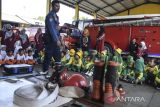 Petugas pemadam kebakaran mengenalkan peralatan kebakaran kepada siswa TK di Kantor UPTD Damkar Kabupaten Ciamis, Jawa Barat, Sabtu (18/3/2023). Kegiatan tersebut bertujuan untuk memperkenalkan dan mengedukasi siswa usia dini tentang profesi petugas pemadam kebakaran dan menanggulangi kebakaran. ANTARA FOTO/Adeng Bustomi/agr