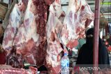 Pengunjung membeli daging sapi di pasar Al Mahirah, desa  Lamdingin, Kecamatan Kuta Alam, Banda Aceh, Aceh, Sabtu (18/3/2023). Harga penjualan daging sapi menjelang tradisi meugang (hari memotong ternak) menyambut bulan suci Ramadhan 1444 Hijriyah di daerah itu mengalami kenaikan kisaran Rp160.000 per kilogram dari harga sebelumnya Rp150.000 per kilogram. ANTARA FOTO/Ampelsa.