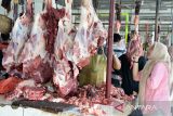 Pengunjung membeli daging sapi di pasar Al Mahirah, desa  Lamdingin, Kecamatan Kuta Alam, Banda Aceh, Aceh, Sabtu (18/3/2023). Harga penjualan daging sapi menjelang tradisi meugang (hari memotong ternak) menyambut bulan suci Ramadhan 1444 Hijriyah di daerah itu mengalami kenaikan kisaran Rp160.000 per kilogram dari harga sebelumnya Rp150.000 per kilogram. ANTARA FOTO/Ampelsa.