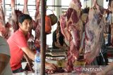 Pedagang memotong daging sapi untuk pembeli di pasar Al Mahirah, desa  Lamdingin, Kecamatan Kuta Alam, Banda Aceh, Aceh, Sabtu (18/3/2023). Harga penjualan daging sapi menjelang tradisi meugang (hari memotong ternak) menyambut bulan suci Ramadhan 1444 Hijriyah di daerah itu mengalami kenaikan kisaran Rp160.000 per kilogram dari harga sebelumnya Rp150.000 per kilogram. ANTARA FOTO/Ampelsa.