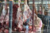 Pengunjung membeli daging sapi di pasar Al Mahirah, desa  Lamdingin, Kecamatan Kuta Alam, Banda Aceh, Aceh, Sabtu (18/3/2023). Harga penjualan daging sapi menjelang tradisi meugang (hari memotong ternak) menyambut bulan suci Ramadhan 1444 Hijriyah di daerah itu mengalami kenaikan kisaran Rp160.000 per kilogram dari harga sebelumnya Rp150.000 per kilogram. ANTARA FOTO/Ampelsa.