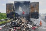 Truk ekspedisi berikut paket muatannya terbakar di tol ruas Kayuagung-Palembang