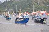 Sejumlah kapal motor milik nelayan dihias berlayar beriringan saat Parade Boat Nelayan dalam pembukaan Sabang Marine Festival 2023 di Kota Sabang, Aceh, Jumat (17/3/2023). Antara Aceh/Khalis Surry