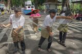 Peserta menampilkan tarian kolosal saat pawai budaya pembukaan Sabang Marine Festival 2023 di Kota Sabang, Aceh, Jumat (17/3/2023).  Antara Aceh/Khalis Surry