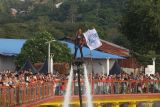 Warga mengibarkan bendera Sabang Marine Festival dengan 'flyboard' saat pembukaan Sabang Marine Festival 2023 di Kota Sabang, Aceh, Jumat (17/3/2023).  Antara Aceh/Khalis Surry