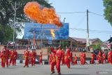 Anggota perguruan pencak silat menampilkan atraksi seni dan budaya semburan api saat pawai budaya pembukaan Sabang Marine Festival 2023 di Kota Sabang, Aceh, Jumat (17/3/2023). Antara Aceh/Khalis Surry