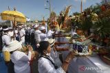 Umat Hindu mengikuti upacara Melasti di kawasan Kenjeran, Surabaya, Jawa Timur, Minggu (19/3/2023). Upacara Melasti dalam menyambut Hari Raya Nyepi itu diikuti sekitar lima ribu orang. ANTARA FOTO/Didik Suhartono/wsj.