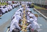 Ratusan santri makan nasi liwet bersama saat mengikuti Munggahan Santri di Stadion Galuh, Kabupaten Ciamis, Jawa Barat, Senin (20/3/2023). Kegiatan tersebut bertujuan membangun kebersamaan dan persatuan pesantren se-Ciamis dengan menyediakan 1.001 kastrol berisi nasi liwet dalam rangka menyambut bulan suci Ramadan 1444 Hijriah. ANTARA FOTO/Adeng Bustomi/agr