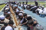 Ratusan santri makan nasi liwet bersama saat mengikuti Munggahan Santri di Stadion Galuh, Kabupaten Ciamis, Jawa Barat, Senin (20/3/2023). Kegiatan tersebut bertujuan membangun kebersamaan dan persatuan pesantren se-Ciamis dengan menyediakan 1.001 kastrol berisi nasi liwet dalam rangka menyambut bulan suci Ramadan 1444 Hijriah. ANTARA FOTO/Adeng Bustomi/agr