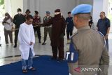 Terpidana pelanggar peraturan daerah (Qanun) Syariat Islam  menjalani eksekusi hukuman cambuk di Banda Aceh, Aceh, Senin (20/3/2023). Mahkamah Syariat Islam menjatuhkan hukuman sebanyak 22 cambuk terhadap dua terpidana yang terbukti bersalah melakukan perbuatan melanggar Syariat Islam sesuai dengan Qanun  Nomor 6 tahun 2014  tentang hukum Jinayat di Aceh.. ANTARA FOTO/Ampelsa.