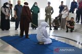 Terpidana pelanggar peraturan daerah (Qanun) Syariat Islam  menjalani eksekusi hukuman cambuk di Banda Aceh, Aceh, Senin (20/3/2023). Mahkamah Syariat Islam menjatuhkan hukuman sebanyak 22 cambuk terhadap dua terpidana yang terbukti bersalah melakukan perbuatan melanggar Syariat Islam sesuai dengan Qanun  Nomor 6 tahun 2014  tentang hukum Jinayat di Aceh.. ANTARA FOTO/Ampelsa.