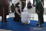 Terpidana pelanggar peraturan daerah (Qanun) Syariat Islam  menjalani eksekusi hukuman cambuk di Banda Aceh, Aceh, Senin (20/3/2023). Mahkamah Syariat Islam menjatuhkan hukuman sebanyak 22 cambuk terhadap dua terpidana yang terbukti bersalah melakukan perbuatan melanggar Syariat Islam sesuai dengan Qanun  Nomor 6 tahun 2014  tentang hukum Jinayat di Aceh.. ANTARA FOTO/Ampelsa.