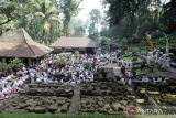 Umat Hindu mengikuti ritual upacara Melasti di Petirtaan Jolotundo, Trawas, Mojokerto, Jawa Timur, Minggu (19/3/2023). Upacara yang bertujuan menyucikan diri dan alam tersebut merupakan rangkaian dari Hari Raya Nyepi Tahun Baru Saka 1945 yang jatuh pada Rabu (22/3). ANTARA Jatim/Umarul Faruq/zk  