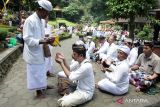 Umat Hindu mengikuti ritual upacara Melasti di Petirtaan Jolotundo, Trawas, Mojokerto, Jawa Timur, Minggu (19/3/2023). Upacara yang bertujuan menyucikan diri dan alam tersebut merupakan rangkaian dari Hari Raya Nyepi Tahun Baru Saka 1945 yang jatuh pada Rabu (22/3). ANTARA Jatim/Umarul Faruq/zk 