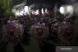 Sejumlah warga berkeliling desa sambil membunyikan alat musik tradisional saat tradisi Okokan di Desa Adat Kediri, Tabanan, Bali, Minggu (19/3/2023) malam. Tradisi yang membunyikan Okokan yang merupakan alat musik tradisional berbahan kayu yang biasanya dikalungkan pada hewan ternak seperti sapi atau kerbau tersebut digelar untuk menetralisir energi dan tolak bala menjelang Hari Raya Nyepi Tahun Baru Saka 1945. ANTARA FOTO/Nyoman Hendra Wibowo/wsj.
