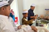 Antara Biro Kalbar mengajak anak yatim piatu yang berada dilingkungan rumah dinas Kepala Biro Antara Kalbar di Perum 3 Tanjunghulu, Kota Pontianak, untuk berdoa bersama sempena selesainya rehab rumah dinas serta menjelang masuknya bulan Ramadan, Selasa (21/3). Foto Antara/Evy R. Syamsir