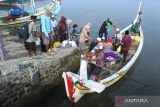 Sejumlah santri menaiki perahu motor di Pelabuhan Kalbut, Situbondo, Jawa Timur, Senin (20/3/2023). Sejumlah santri dan warga Pulau Sapudi, Sumenep pulang kampung menggunakan perahu motor meski minim perlengkapan keselamatan penumpang sebab perahu motor itu merupakan angkutan barang. ANTARA Jatim/Seno/zk 