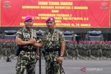 Komandan Pasmar-2 Brigjen TNI (Mar) Y. Rudy Sulistyanto (kiri) salam komando dengan Komandan Brigif-2 yang baru Kolonel (Mar) Argo Setiyono (kanan) seusai upacara serah terima jabatan di Lapangan Apel Kesatrian Marinir R. Suhadi Gedangan, Sidoarjo, Jawa Timur, Senin (20/3/2023). Kolonel (Mar) Argo Setiyono menempati jabatan baru sebagai Komandan Brigif 2 Marinir. ANTARA Jatim/Umarul Faruq/zk 