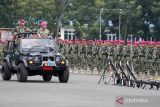  Komandan Pasmar-2 Brigjen TNI (Mar) Y. Rudy Sulistyanto (kedua kiri) melakukan pemeriksaan pasukan saat upacara serah terima jabatan Komandan Brigif 2 Marinir di Lapangan Apel Kesatrian Marinir R. Suhadi Gedangan, Sidoarjo, Jawa Timur, Senin (20/3/2023). Kolonel (Mar) Argo Setiyono menempati jabatan baru sebagai Komandan Brigif 2 Marinir. ANTARA Jatim/Umarul Faruq/zk 