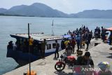 Kapal kayu  mengangkut pemudik dan kebutuhan bahan pangan tujuan pulau Aceh bersiap berangkat meninggalkan pelabuhan lama  Ulee Lheue, Banda Aceh, Aceh, Rabu (22/3/2023). Menyambut tradisi Meugang atau hari memotong ternak menjelang bulan suci Ramadan, arus penumpang mudik dan distribusi berbagai kebutuhan bahan pangan tujuan wilayah terluar Pulau Beras dan Pulau Nasi  dalam wilayah kecamatan Pulau Aceh tersebut  meningkat. ANTARA FOTO/Ampelsa