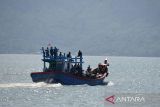 Kapal kayu  mengangkut pemudik dan kebutuhan bahan pangan tujuan pulau Aceh berangkat meninggalkan pelabuhan lama  Ulee Lheue, Banda Aceh, Aceh, Rabu (22/3/2023). Menyambut tradisi Meugang atau hari memotong ternak menjelang bulan suci Ramadan, arus penumpang mudik dan distribusi berbagai kebutuhan bahan pangan tujuan wilayah terluar Pulau Beras dan Pulau Nasi  dalam wilayah kecamatan Pulau Aceh tersebut  meningkat. ANTARA FOTO/Ampelsa