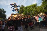 Umat Hindu mengarak Ogoh-Ogoh di kawasan Kenjeran, Surabaya, Jawa Timur, Selasa (21/3/2023). Pawai itu digelar untuk menyambut Hari Raya Nyepi. ANTARA Jatim/Didik Suhartono/zk 