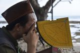 Anggota Badan Hisab Rukyat (BHR) dari Lembaga Falakiyah Nahdlatul Ulama (LFNU) bersiap mengamati posisi hilal (bulan sabit muda) menggunakan teropong tradisional atau gawang lokasi Rukyatul Hilal di Pantai Cipatujah, Kabupaten Tasikmalaya, Jawa Barat, Selasa (22/3/2023). Pemantauan hilal yang dilakukan menggunakan teropong itu untuk memastikan 1 Ramadhan 1444 Hijriyah. ANTARA FOTO/Adeng Bustomi/agr