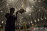 Umat muslim melaksanakan Shalat Tarawih di Masjid Raya Al Jabbar, Bandung, Jawa Barat, Rabu  (22/3/2022). Pemerintah Provinsi Jawa Barat kembali membuka Masjid Raya Al Jabbar untuk pelaksanaan Shalat Tarawih dan kegiatan keagamaan selama bulan Ramadan 1444 hijriah. ANTARA FOTO/Novrian Arbi/agr