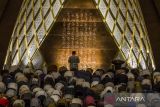 Umat muslim melaksanakan Shalat Tarawih di Masjid Raya Al Jabbar, Bandung, Jawa Barat, Rabu  (22/3/2022). Pemerintah Provinsi Jawa Barat kembali membuka Masjid Raya Al Jabbar untuk pelaksanaan Shalat Tarawih dan kegiatan keagamaan selama bulan Ramadan 1444 hijriah. ANTARA FOTO/Novrian Arbi/agr