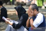 Warga berdoa saat  berziarah di Kuburan Massal Tsunami, Desa Ulee Lheue, Banda Aceh, Aceh, Rabu (22/3/2023). Tradisi ziarah kubur menjelang bulan suci Ramadhan itu untuk mendoakan keluarga terdekat dan kerabat mereka yang syuhada dalam peristiwa bencana tsunami pada 26 Desember 2004. ANTARA FOTO/Ampelsa.