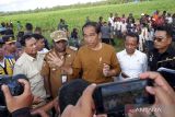 Presiden Joko Widodo (tengah) didampingi Menteri Pertahanan Prabowo Subianto (kedua kiri), Menteri Investasi/Kepala BKPM Bahlil Lahadalia (kedua kanan), Kepala Staf Kepresidenan Moeldoko (kanan), Kapolri Jenderal Listyo Sigit Prabowo ( kiri), dan Bupati Keerom Piter Gusbager (ketiga kiri) menjawab pertanyaan wartawan saat meninjau lumbung pangan di Kampung Wambes, Distrik Mannem, Keerom, Papua, Selasa (21/03/2023). Pemerintah berencana menyiapkan lahan secara bertahap sekitar 10 ribu hektare untuk dijadikan lumbung pangan yang akan ditanami jagung di Kabupaten Keerom. ANTARA FOTO/Sakti Karuru/wsj.