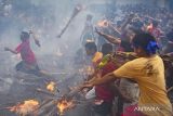 Umat Hindu saling serang menggunakan api yang disulut pada 